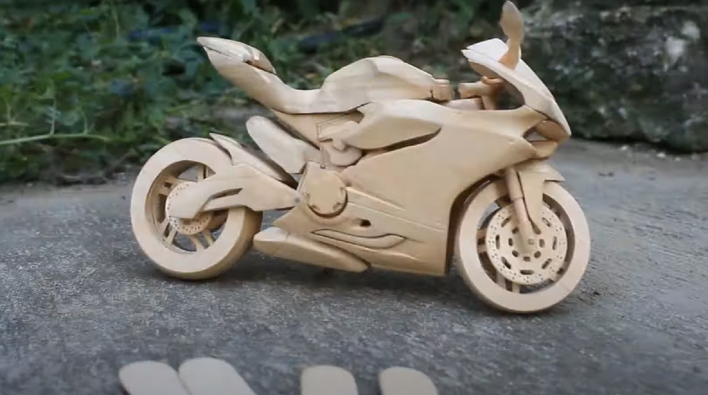 Video: Building a mini Panigale out of popsicle sticks