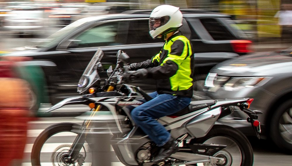 Oregon governor vetoes even limited lane splitting
