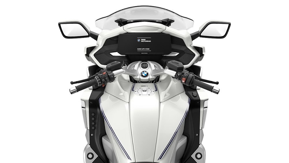 BMW K 1600 GTL cockpit and TFT display screen