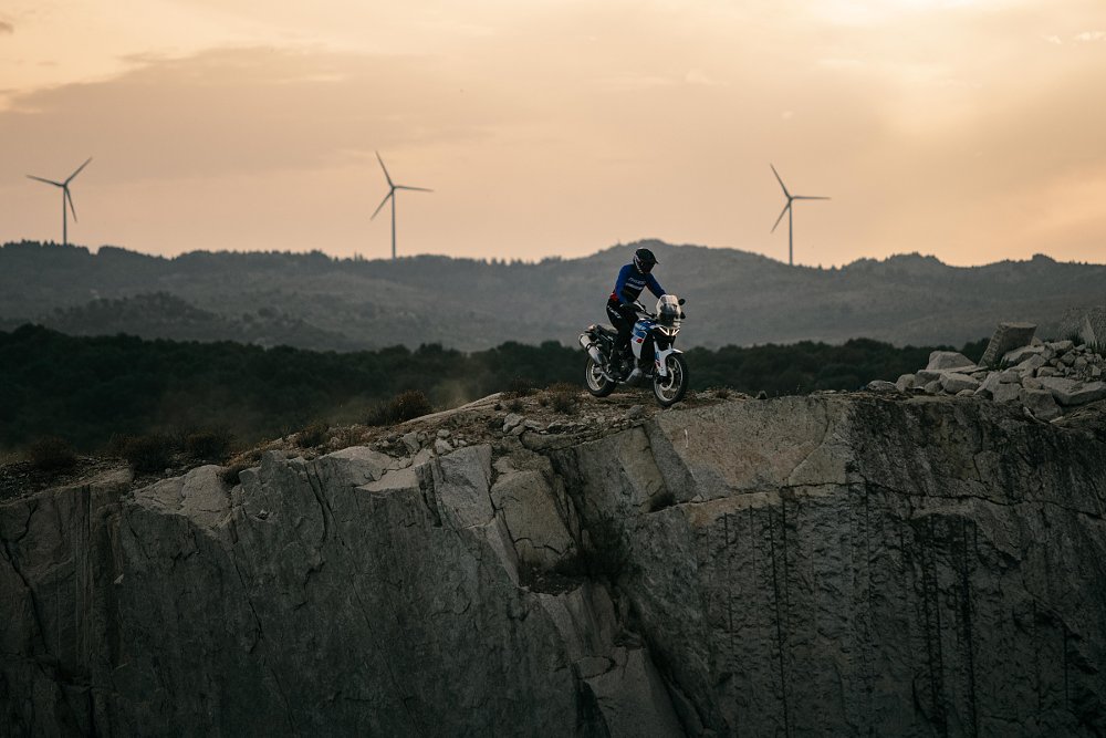 Aprilia Tuareg riding along the top of a rock cliff