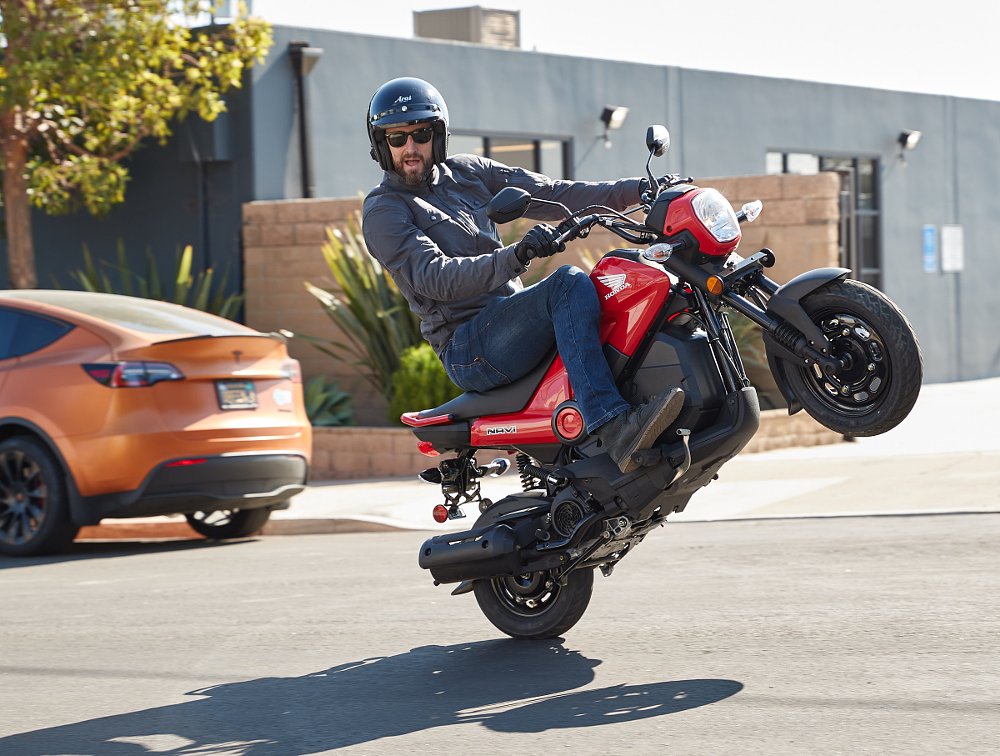 Zack wheelies a Honda Navi