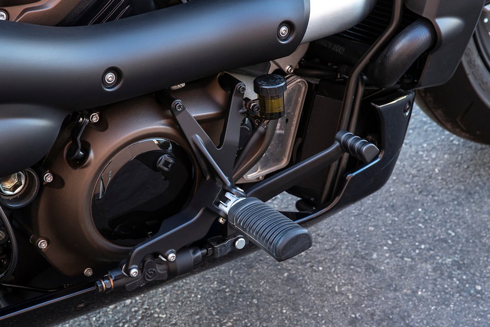 A close up view of the mid-control set up on the Sportster S