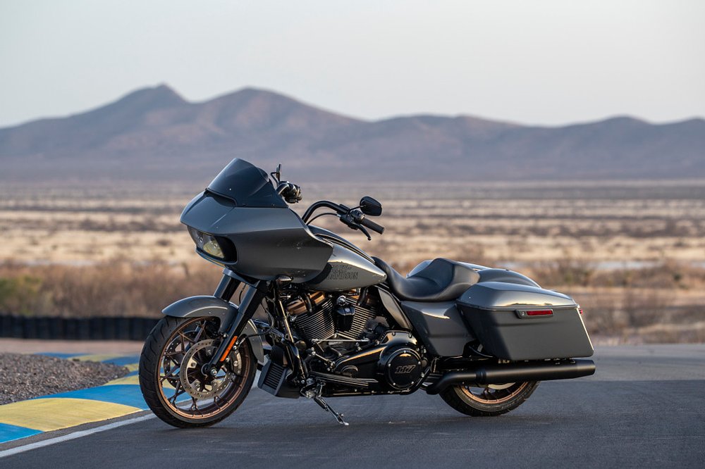 Harley-Davidson Road Glide ST left side