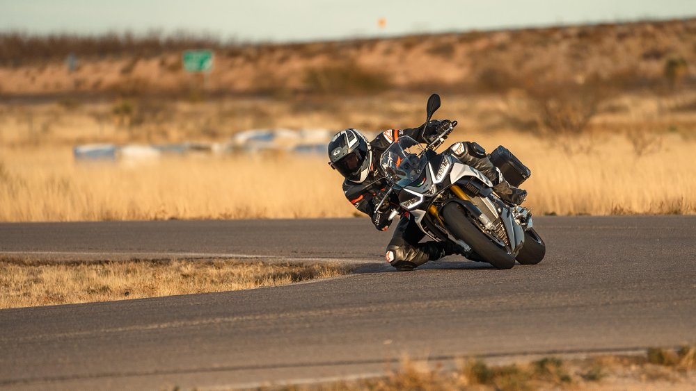 aprilia tuono v4 in action