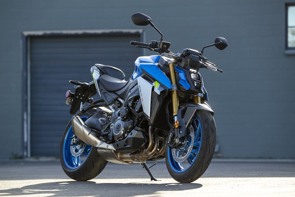 A static shot of the blue gSX-S1000 in a parking lot