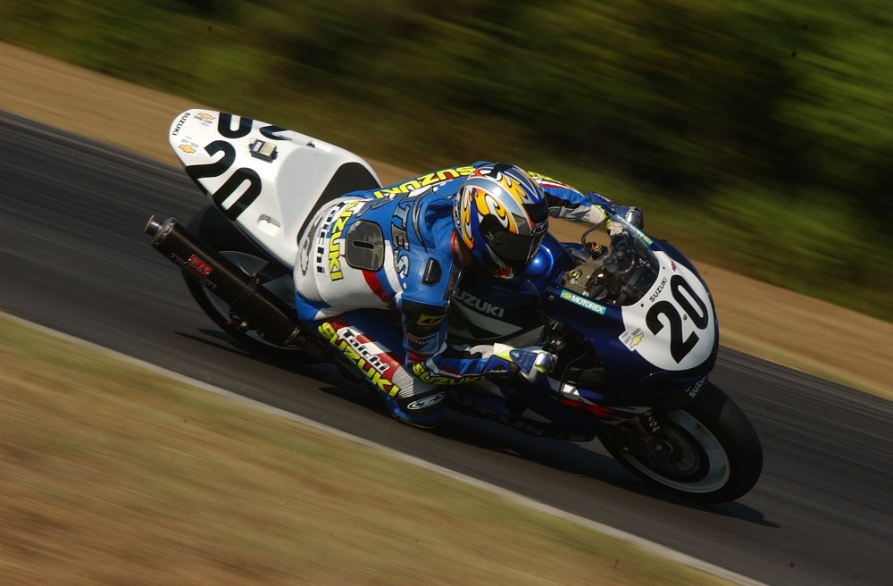 Aaron Yates racing a Suzuki GSX-R750 in 2002