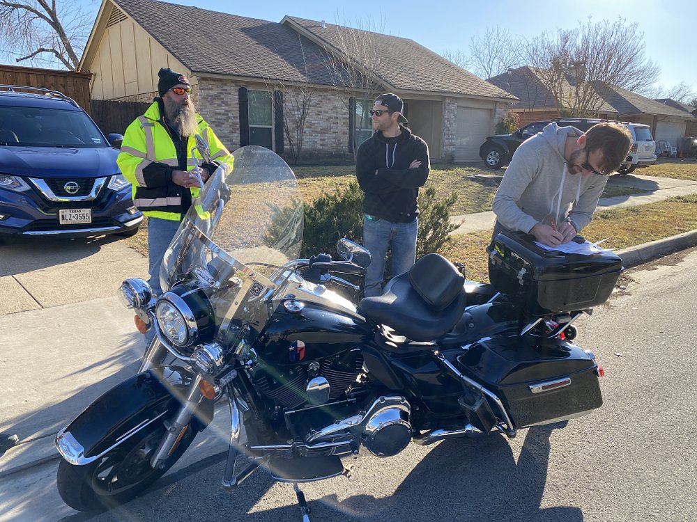 Scott Jobe loaning CTXP his Road King. 