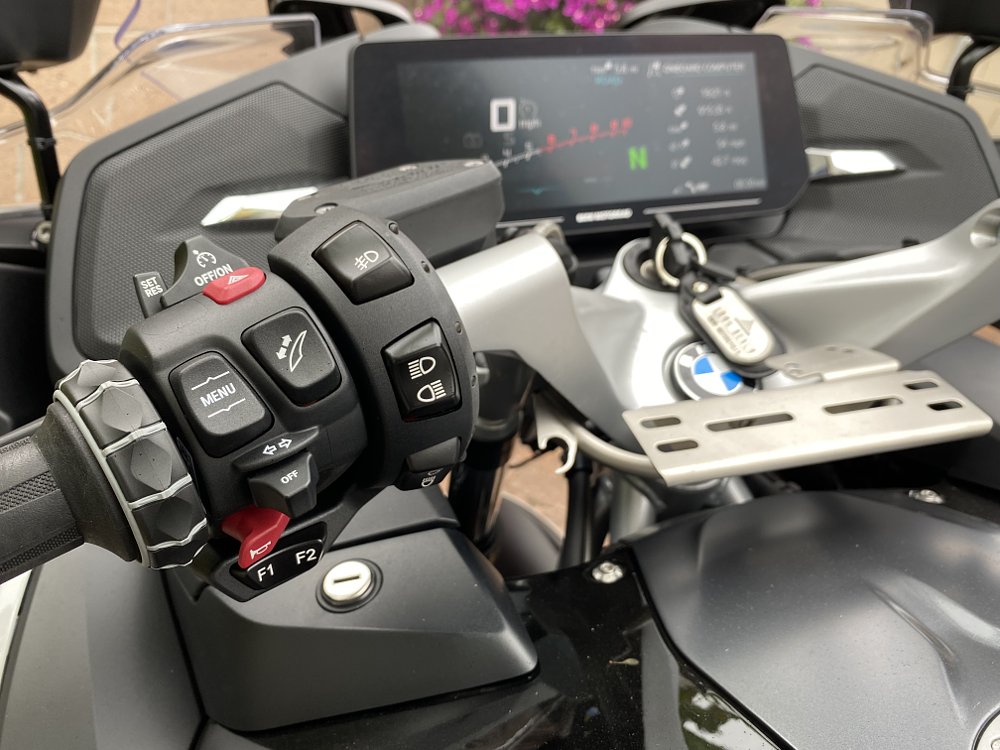 2022 BMW R 1250 RT-Police left-hand switchgear detail.
