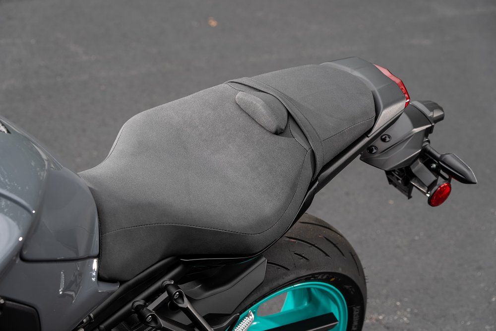 2022 Yamaha MT-10 seat detail