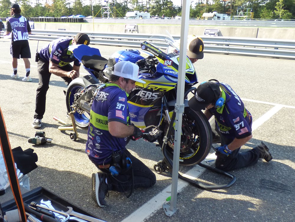 team working on the Yamaha YZF-R6 in the pits during qualifying
