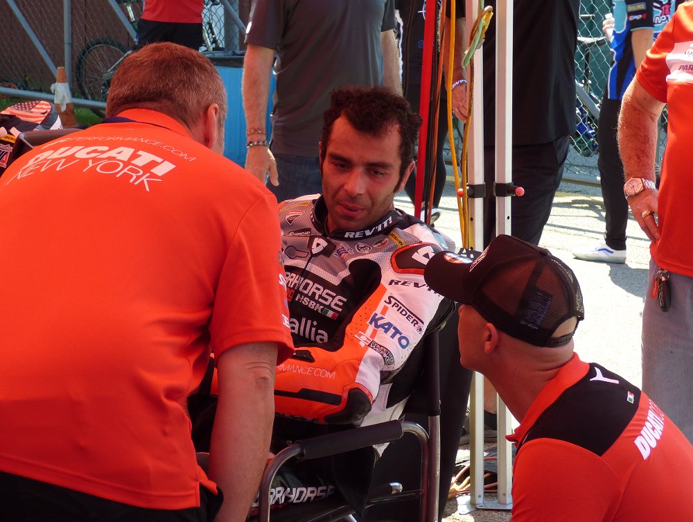 Petrucci discusses bike setup with his team