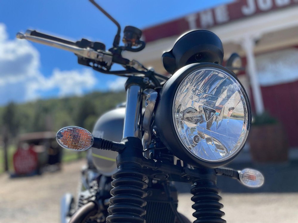 A close up view of the round haolgen headlight of the Triumph Speed Twin 900