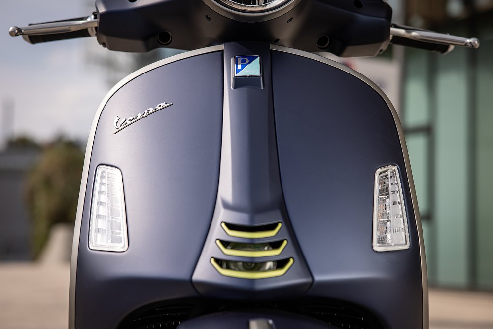 Vespa GTS 300 front view