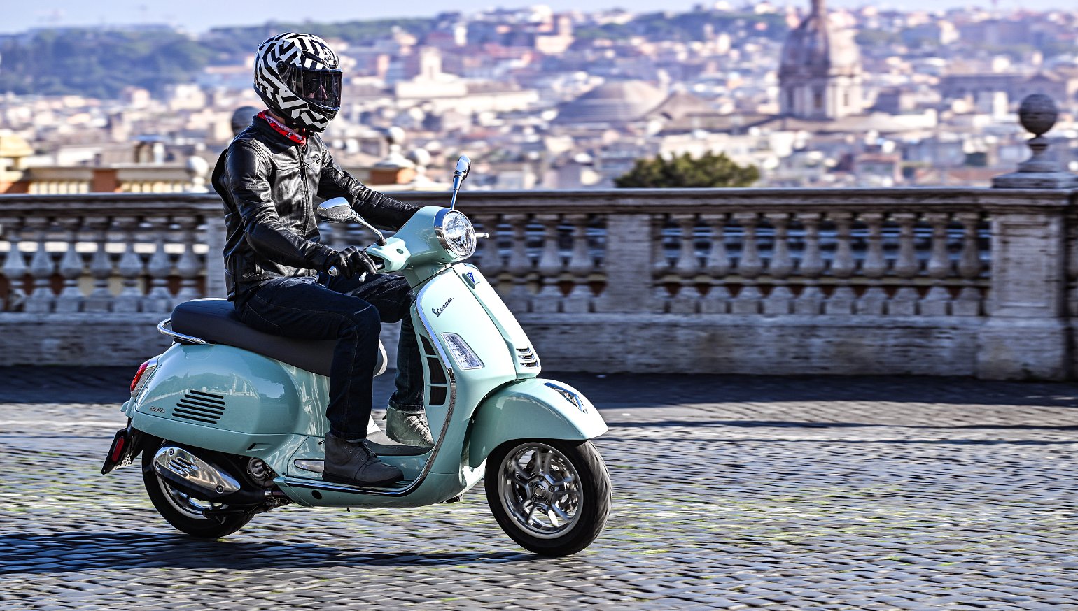 Vespa GTS300 Review. Should you buy a used scooter? 