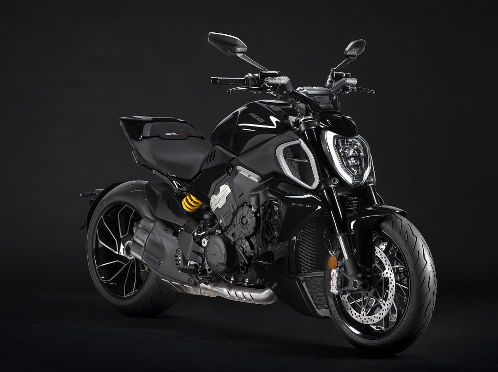 Ducati Diavel V4 in black