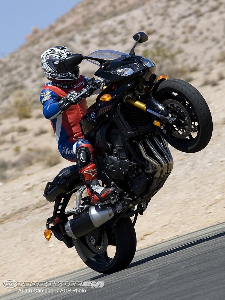 2007_Yamaha_FZ1_wheelie