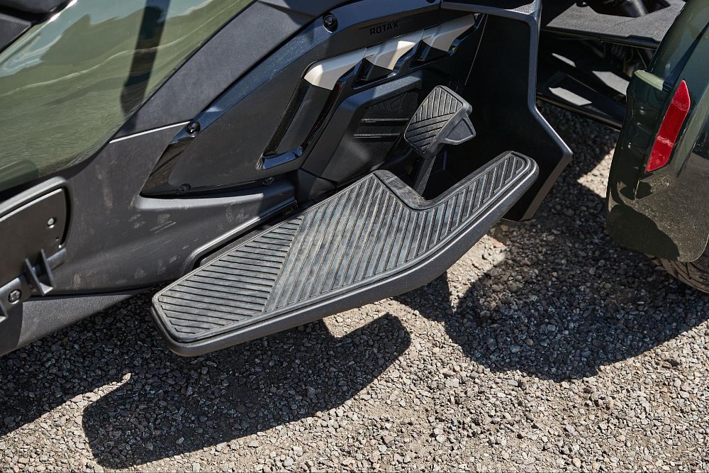 a close up view of the spyder rt floor board