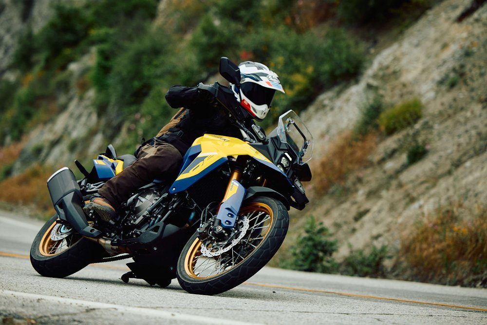 The V-Strom 800DE leaned over in a curve