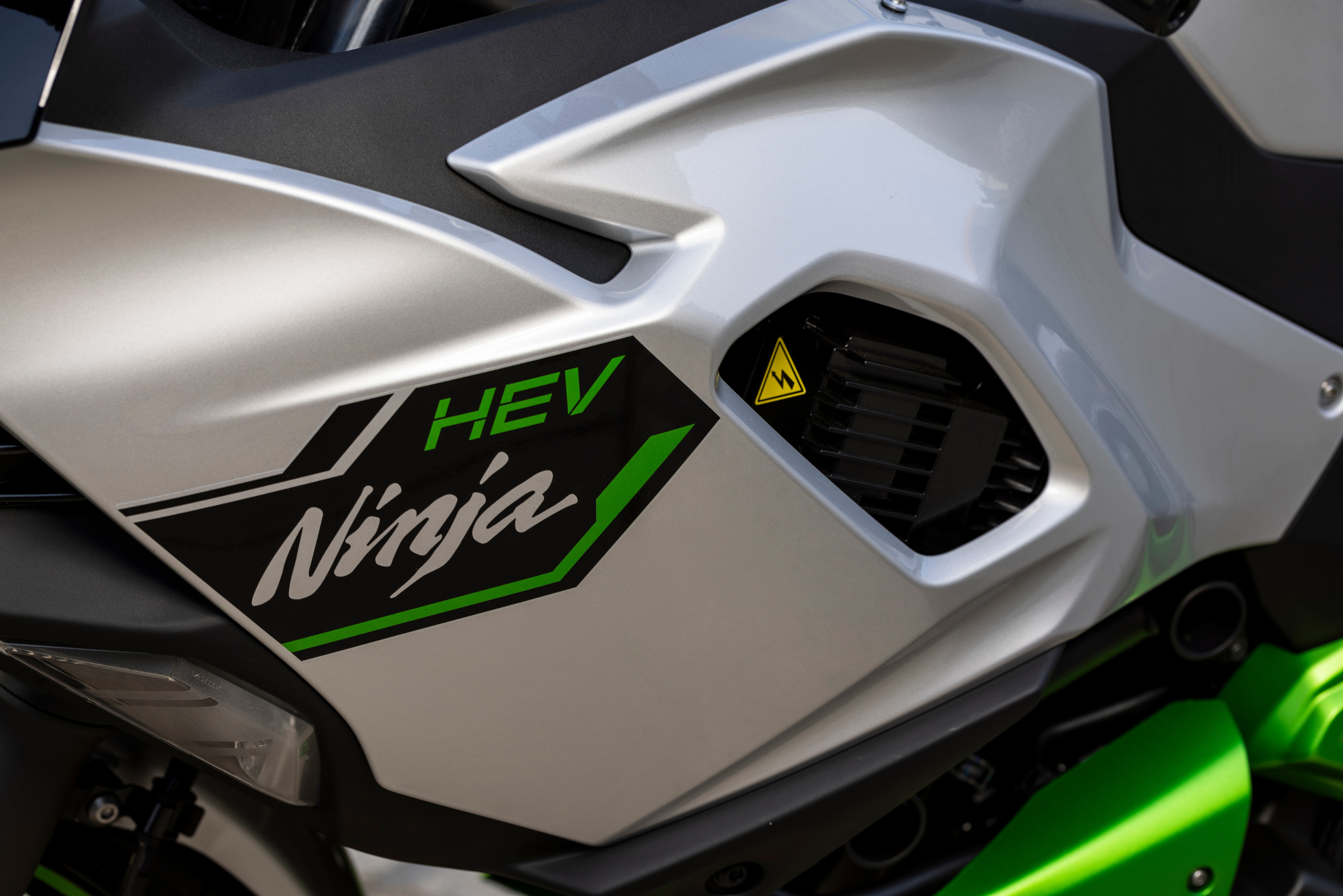 10 & “Harmony” COMPLETE BOX The 2008 and 2011 Kawasaki Ninja ZX-10R models represent different