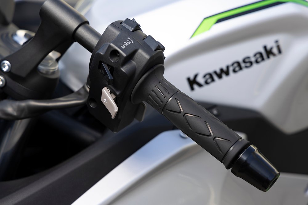 a close up view of the left handlebar grip, which is missing the usual clutch hand lever