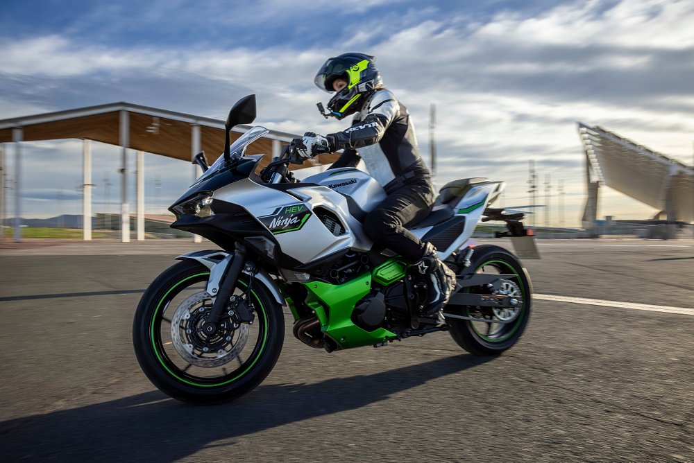 A female rider in the urban setting near the ocean in barcelona spain on the ninja 7 hybrid motorcycle