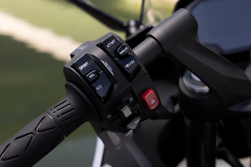 a close up view of the handlebar mount on the headstock of the ninja 7 hybrid