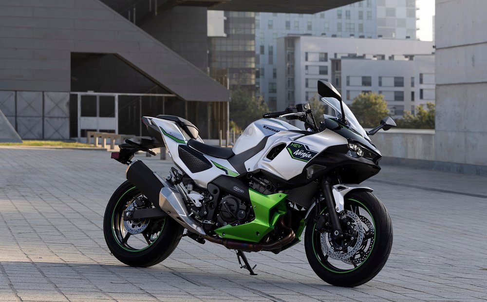 side view of the Kawasaki Ninja 7 Hybrid