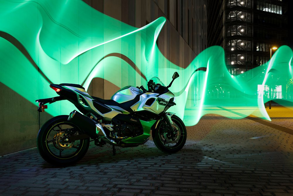 Ninja 7 Hybrid at night in Barcelona