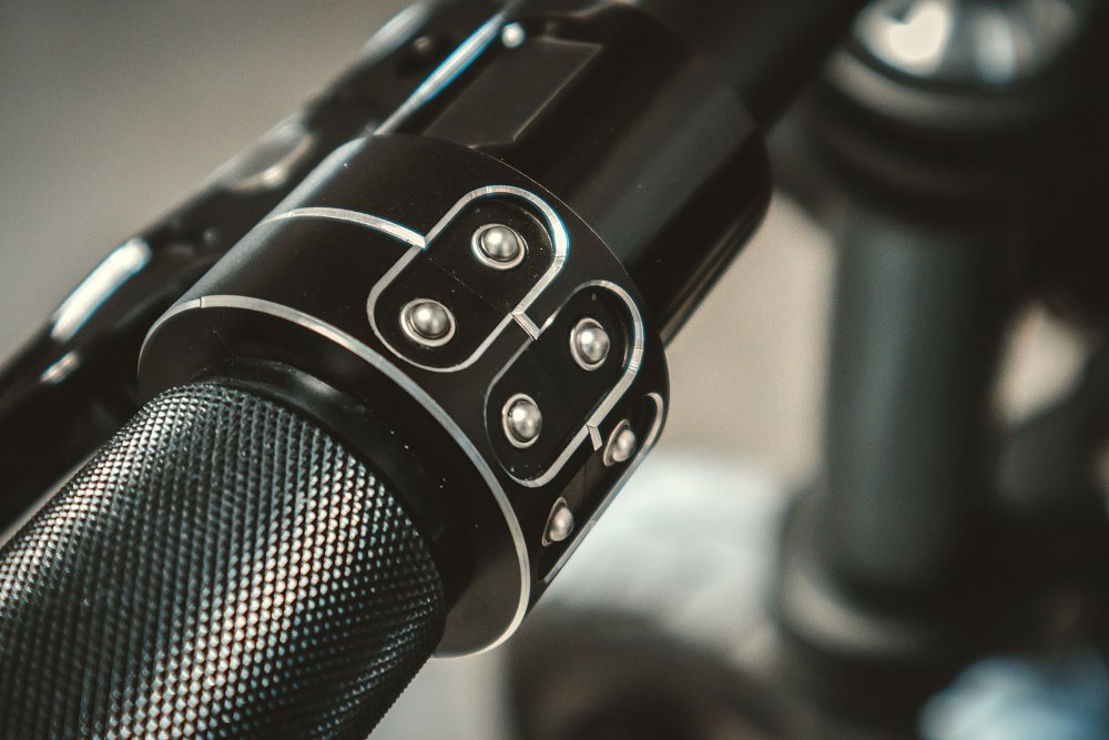 close shot of tiny buttons on left handgrip