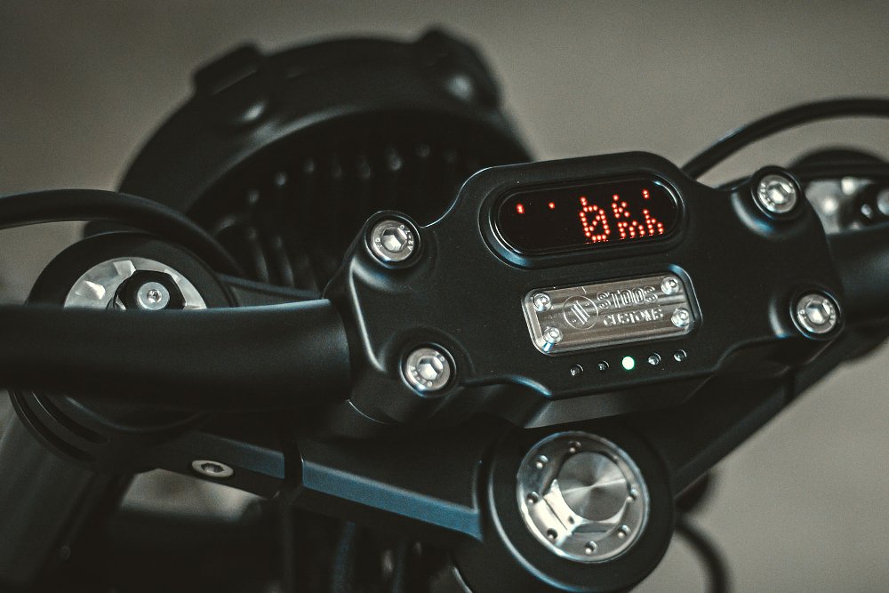 closeup of tiny digital gate on the handlebar clamp