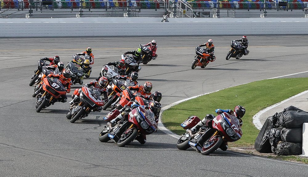 Landers mid pack in the field at Daytona International Speedway