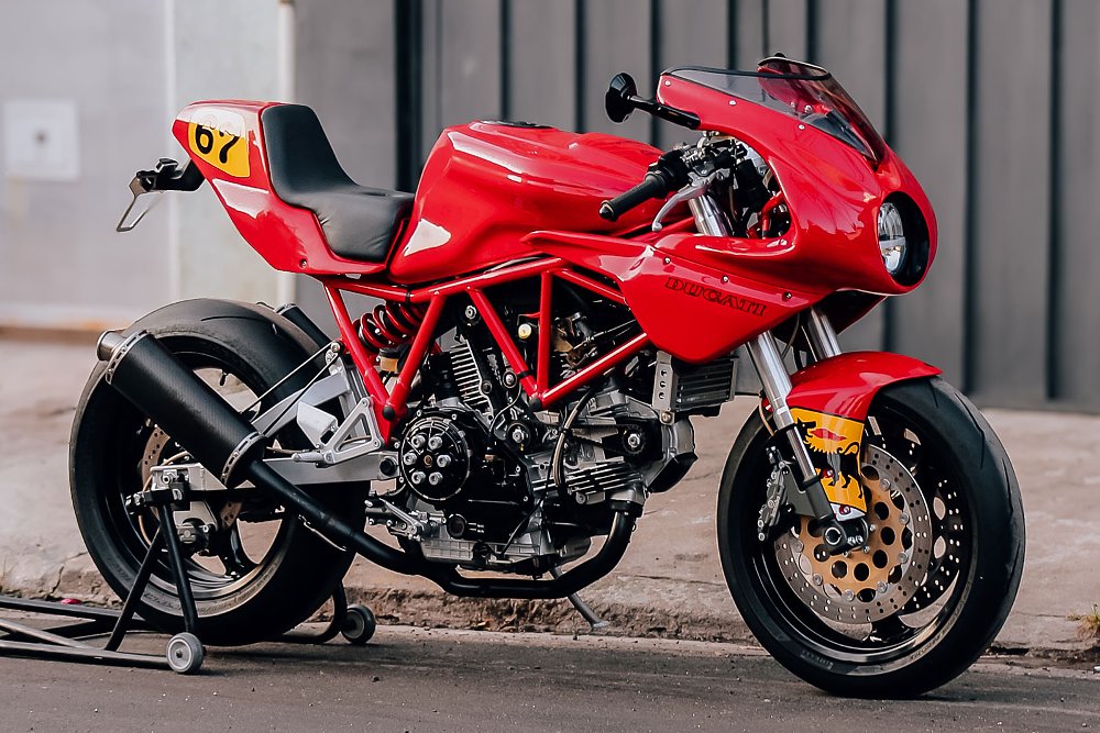 side view of the red, half-faired Ducati 900SS custom
