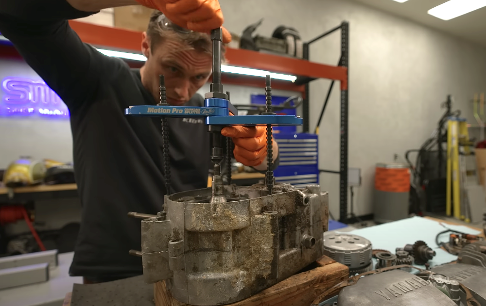 Splitting the DT1 cases with a Motion Pro tool