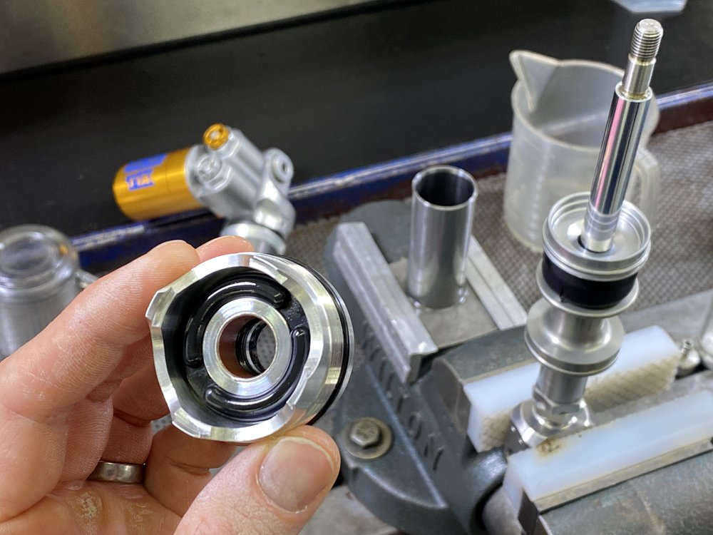 Motorcycle shock seal head