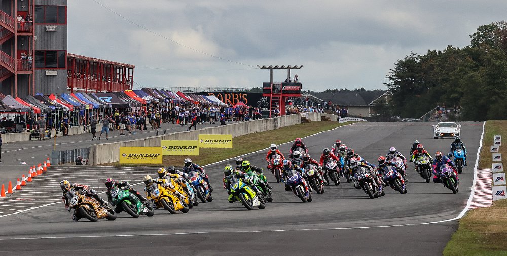 the field at the start of Saturday's Supersport race at NJMP
