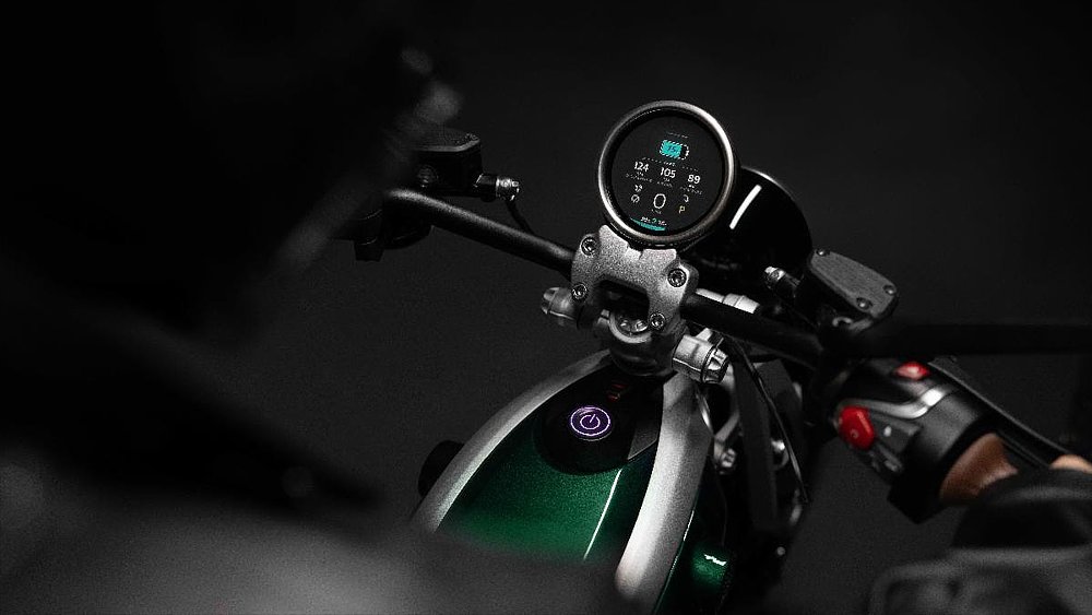 An over-the-shoulder shot of the Flying Flea C6 electric cruiser's 3.5-inch round TFT display.