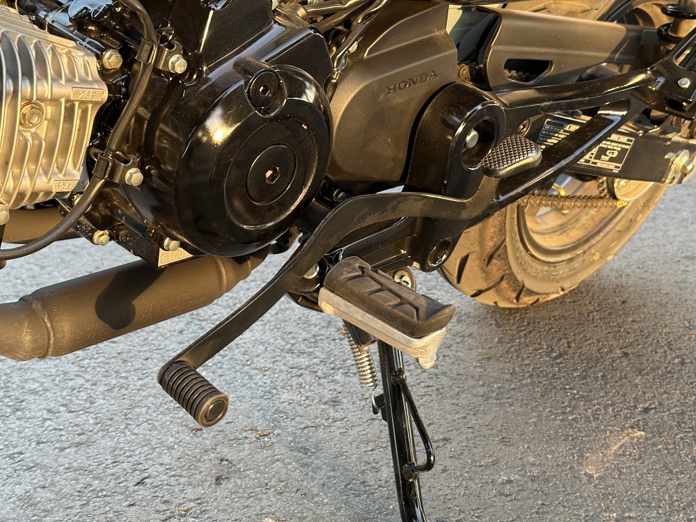 Detail image of the heel-toe shifter on the Honda Dax 125.
