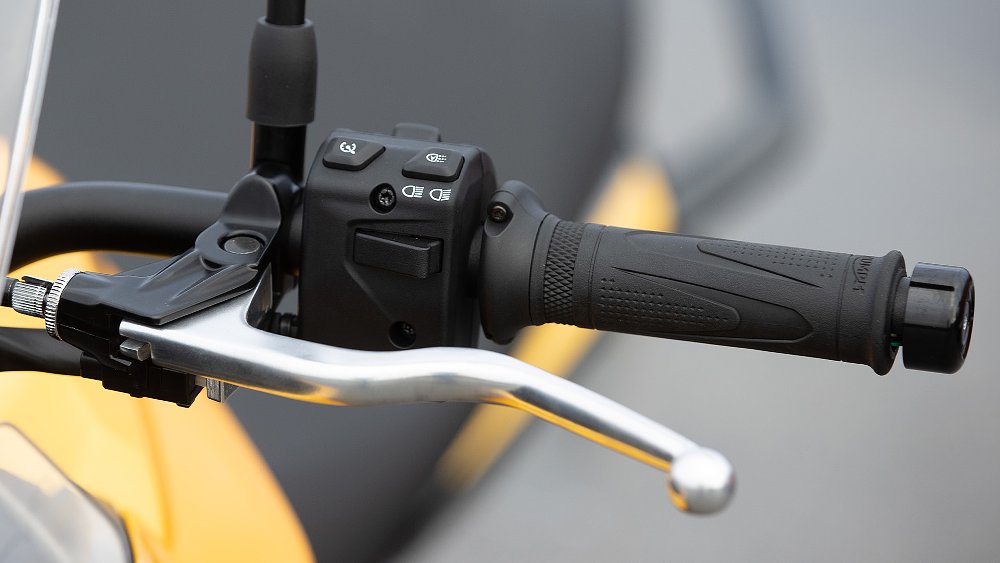 A punched-in shot of the cruise control button on the Tiger Sport 800's left switchgear.