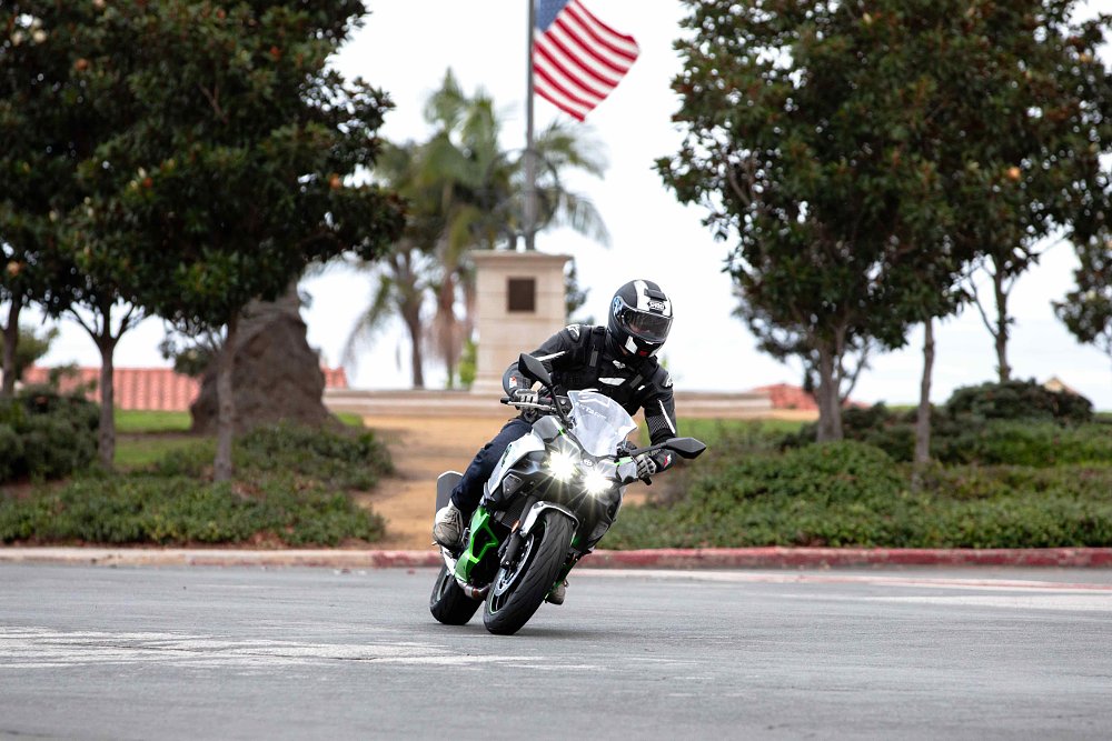 2025 Kawasaki Ninja 7 Hybrid riding through an intersection.