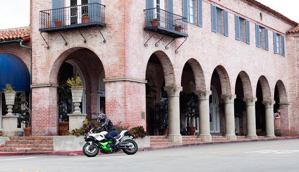A 'round town review of the 2025 Kawasaki Ninja 7 Hybrid