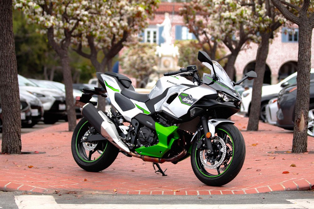2025 Kawasaki Ninja 7 Hybrid right side.
