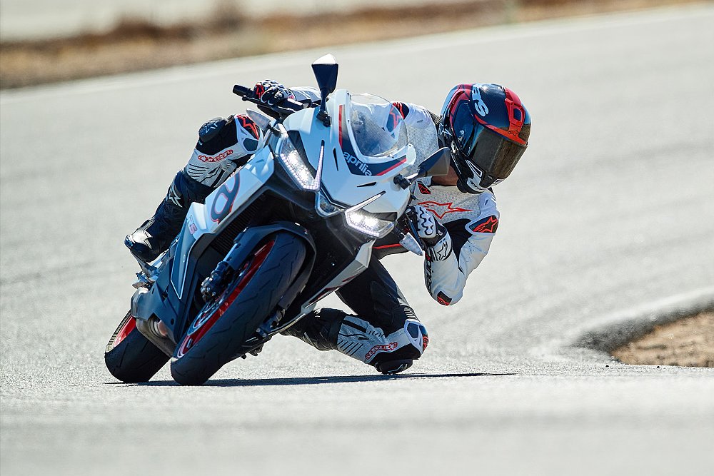 Dustin navigates a corner on track while wearing an Tech-Air 5 Plasma-compatible race suit.