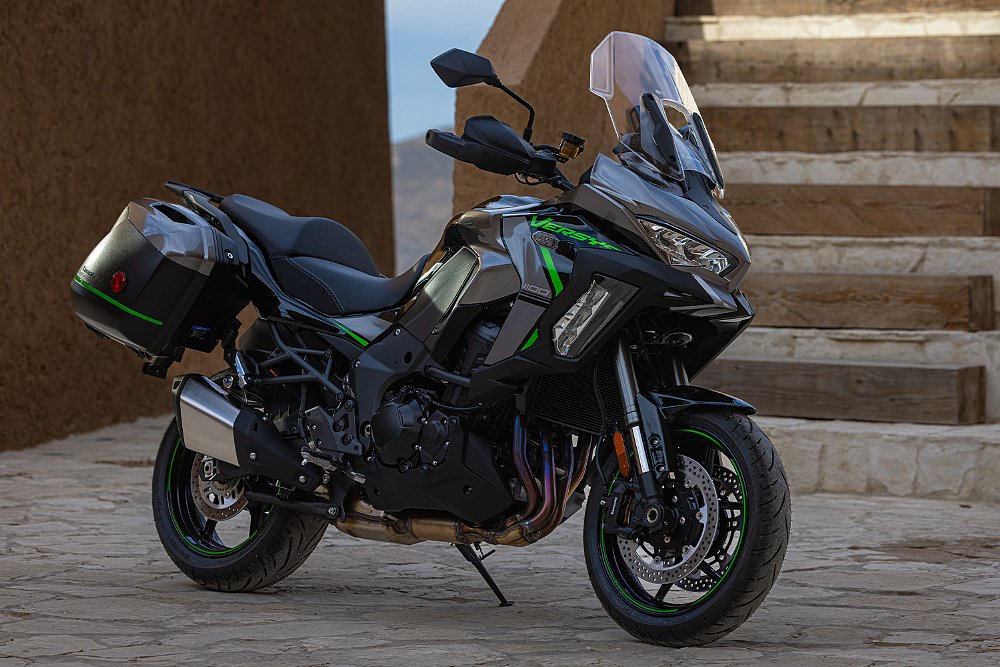 A right three-quarters view of the Kawasaki Versys 1100 SE LT.