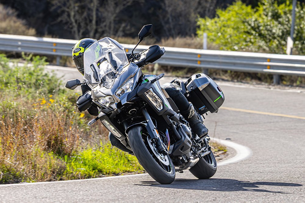 Dustin guides the Versys 1100 SE LT past the apex of a corner.