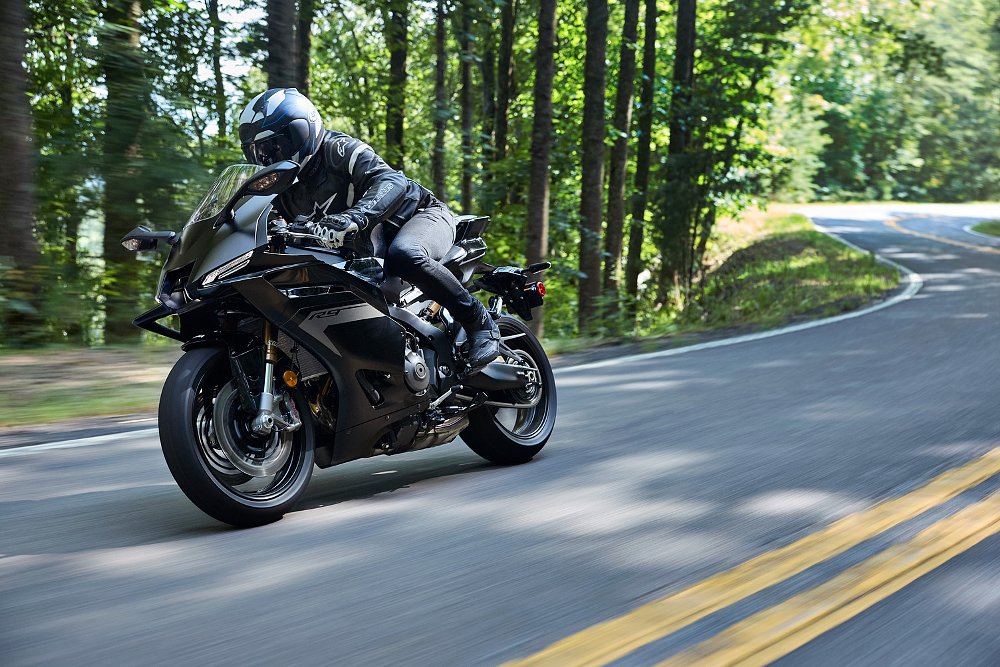 YZF-R9 street photo