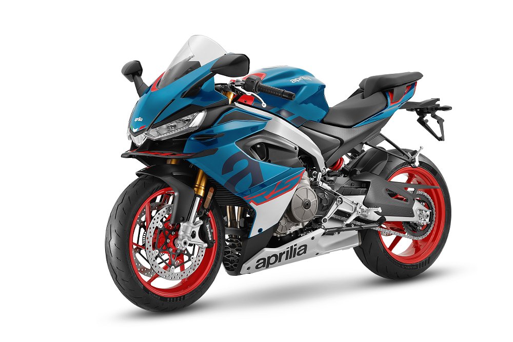 A studio photo of the 2025 Aprilia Tuono 660 in Marlin Blue.