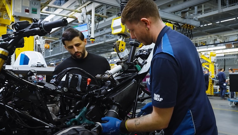 Video: Watch a BMW R 12 G/S be built