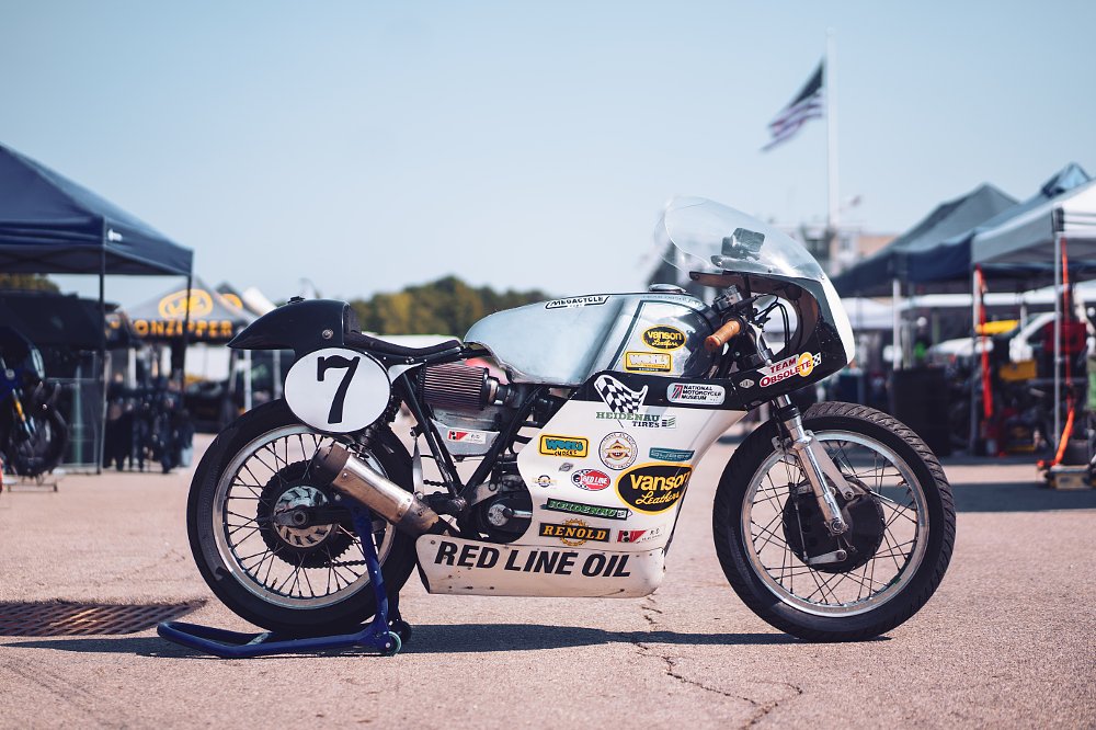 Team Obsolete's AJS 7R, nicknamed Lightweight One.
