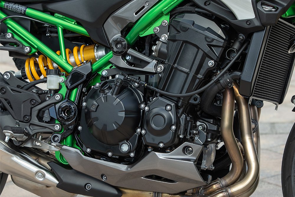 A close-up shot of the Kawasaki Z900 SE's 948 cc four-cylinder engine.
