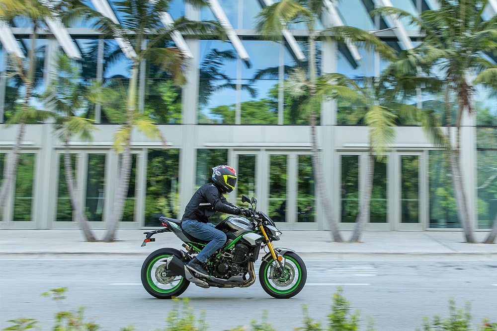 Dustin rides the Z900 SE past the palm tree-lined Miami Convention Center.